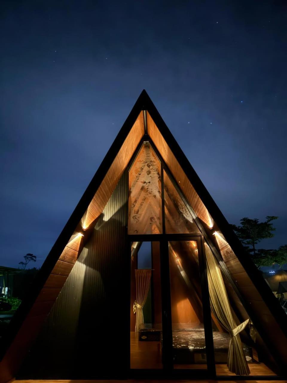 Wawowow Hotel Tomohon Exterior photo